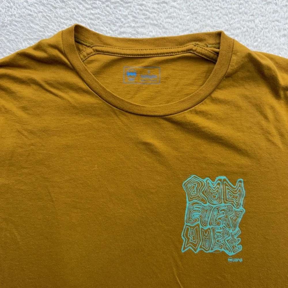 Janji Run Everywhere Supima Cotton Performance Graphic Tee Mustard Yellow Mens S